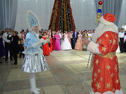 http://rifey.ru/wall/photo/show_id_10841/26-12-2012-v_permi_proshel_pervyiy_v_istorii_goroda_rozhdestvenskiy_bal_pedagogov